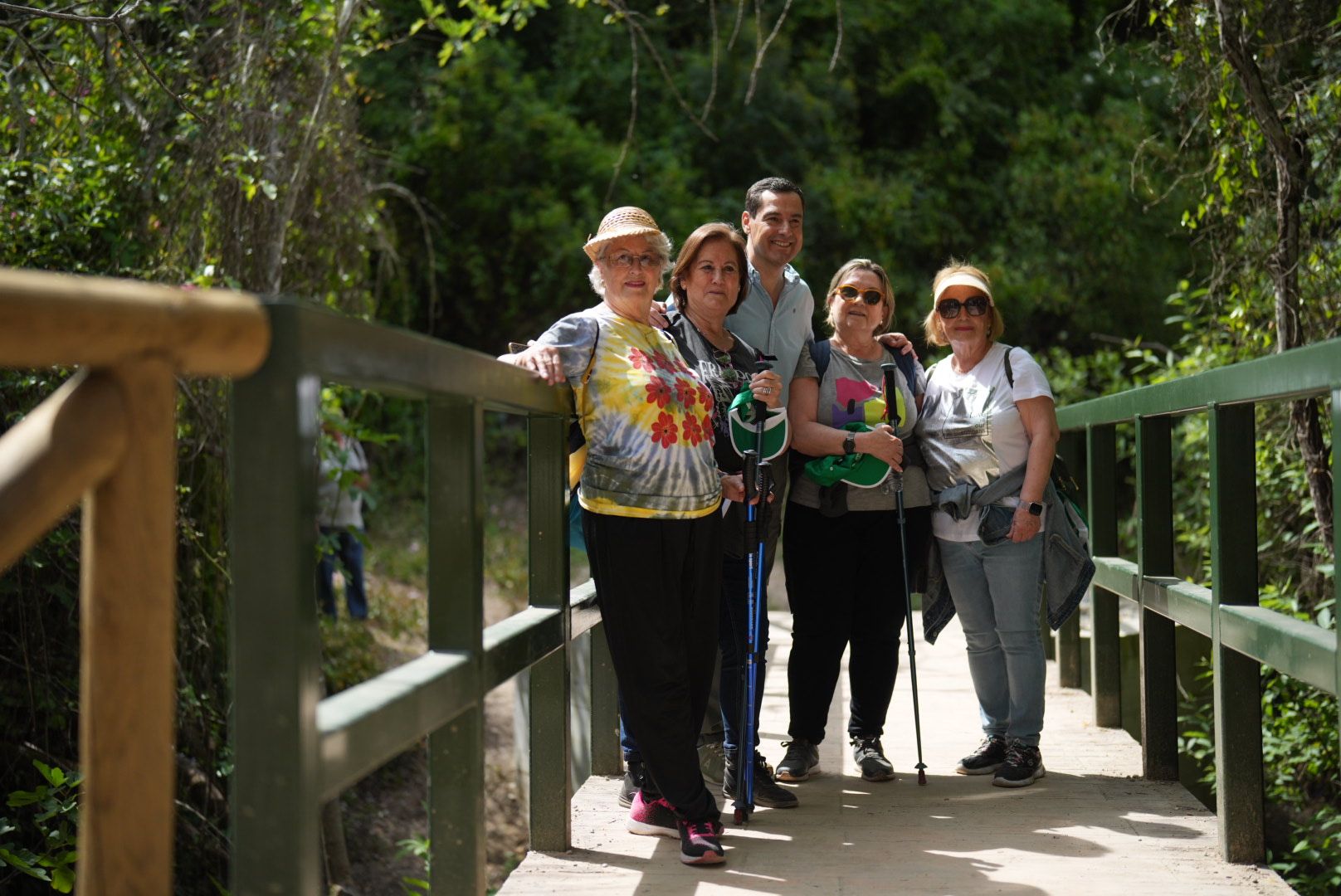 Juanma Moreno con varias senderistas en la Sierra de Cádiz.