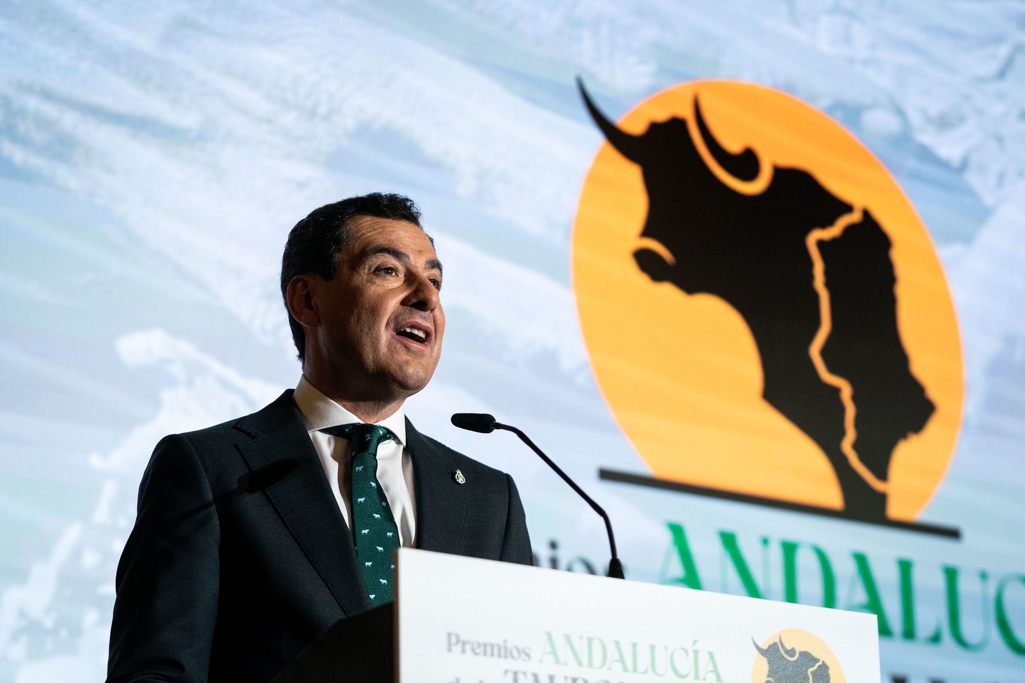 Juanma Moreno en los premios para la tauromaquia.