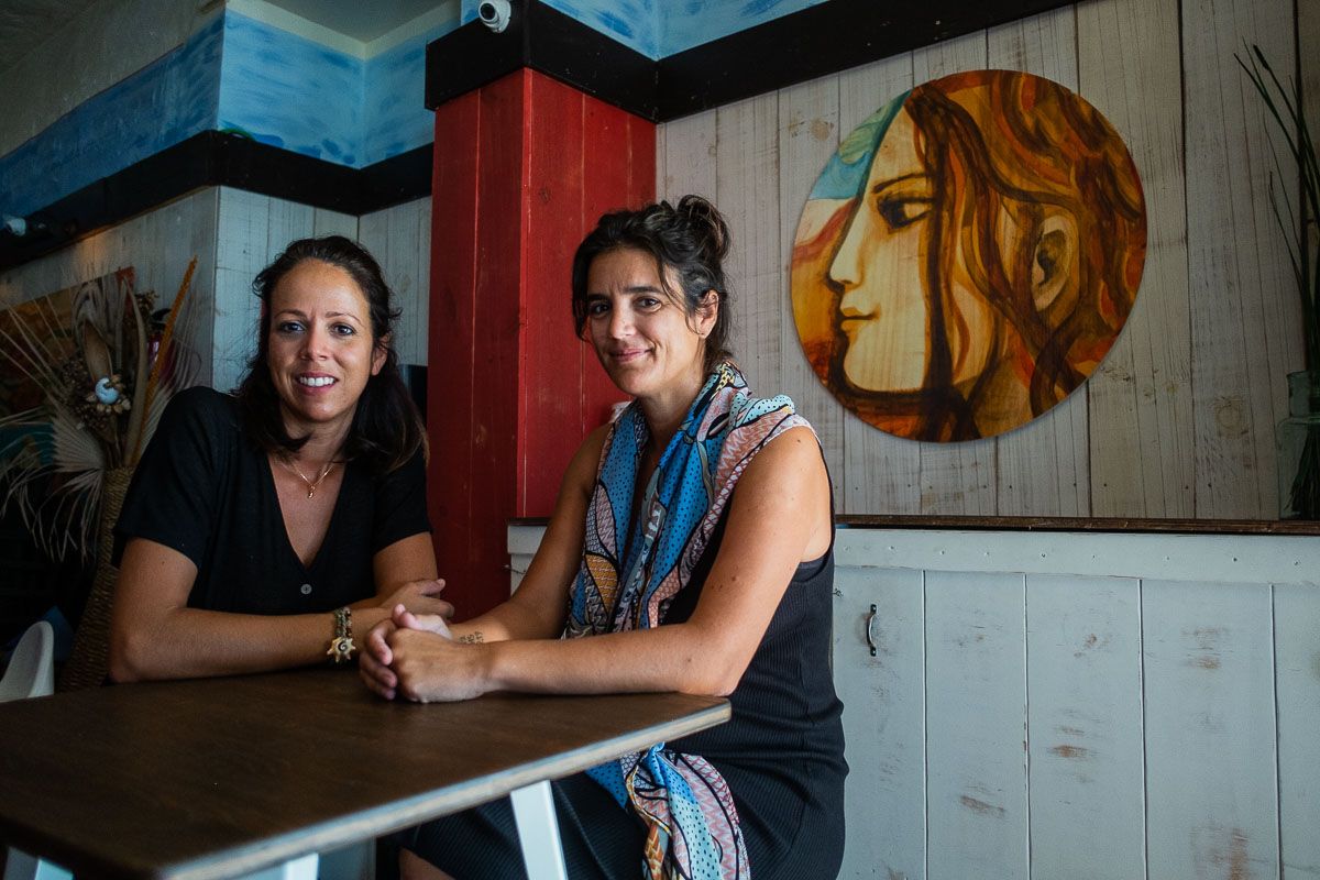 María y Marta Montoya en el interior de TK3 de El Manatial. FOTO: MANU GARCÍA