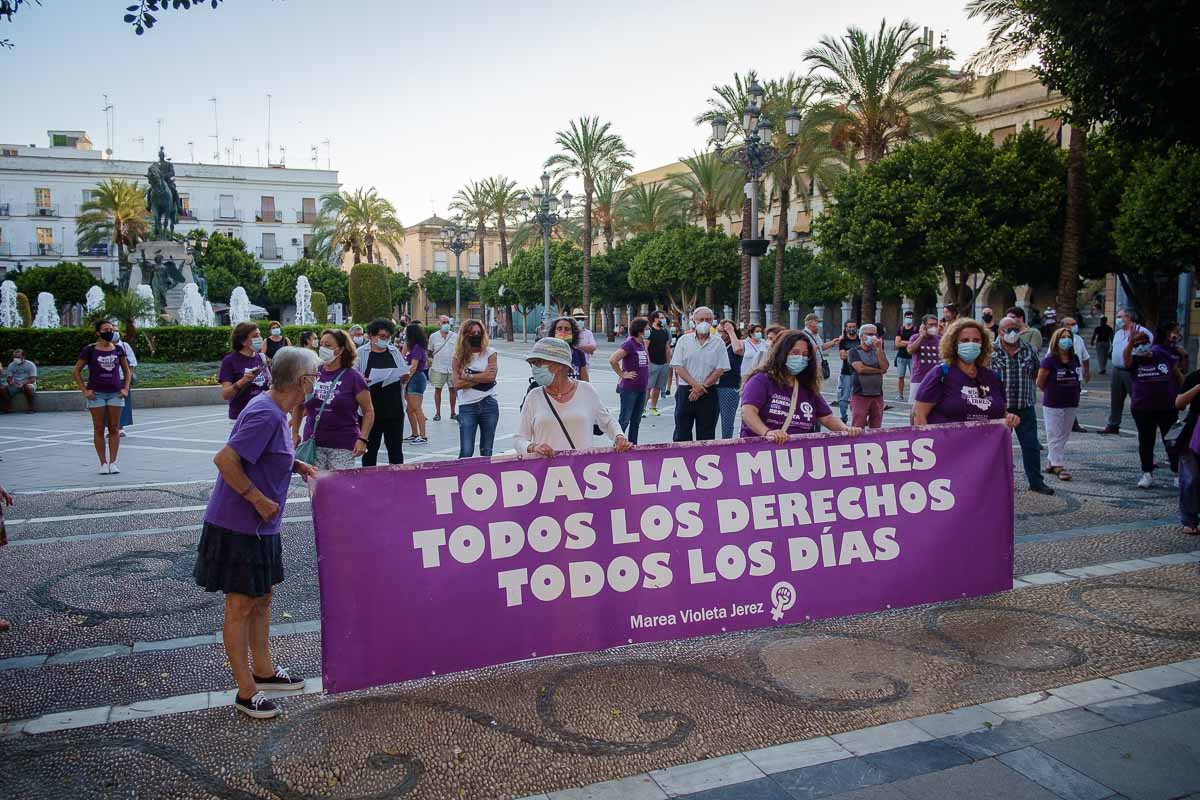 Un momento de una concentración convocada por Marea Violeta en Jerez.