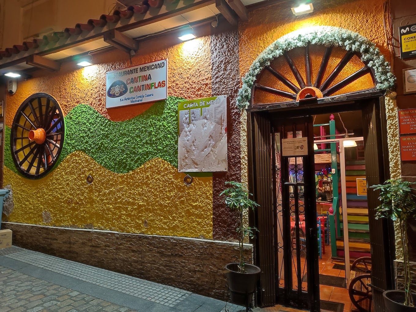 El restaurante Cantina Cantinflas en la calle Javier de Burgos cuando aún estaba abierto, antes de los cierres, en una imagen publicada por el local en su página web.