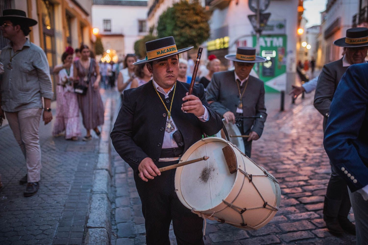 Llegada a Sevilla de la Hermandad de La Macarena.
