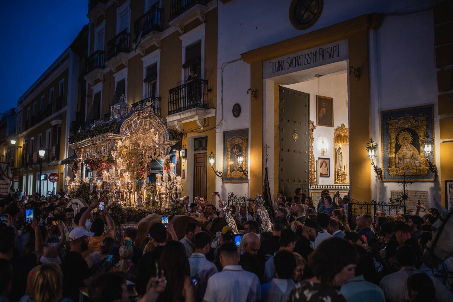 Llegada a Sevilla de la Hermandad de La Macarena.
