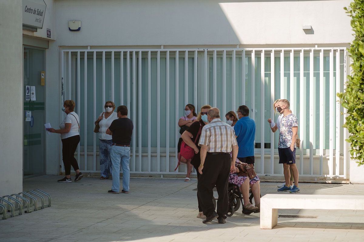 Varias personas hacen cola en la calle en un centro de salud en Jerez. FOTO: MANU GARCÍA