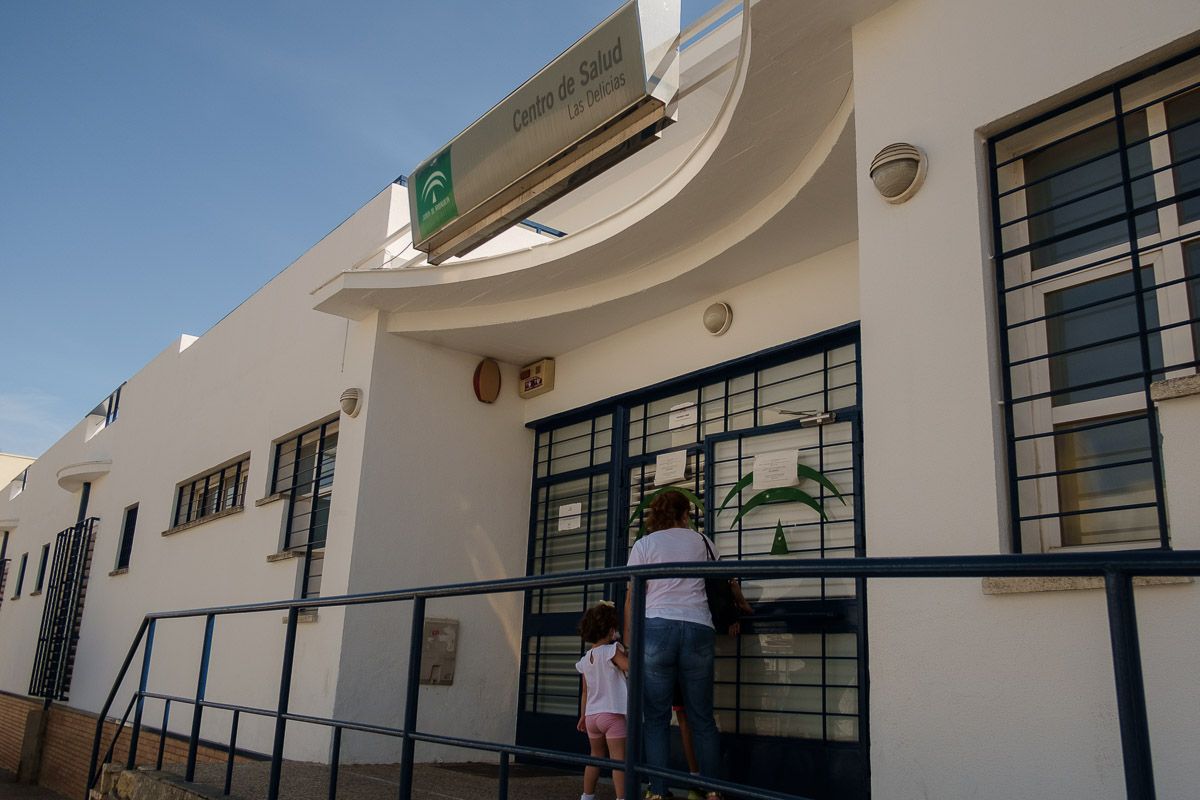 Acceso al centro de salud Las Delicias, en una imagen reciente. FOTO: MANU GARCÍA