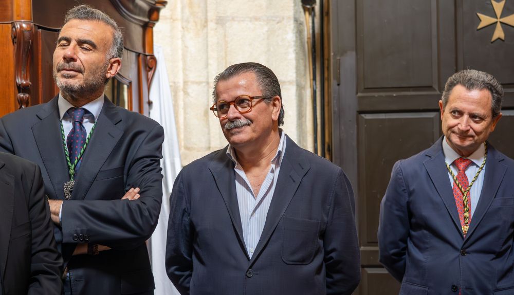 Oficiales de la hermandad y el ex hermano mayor de la Vera Cruz, Soto Pacheco.