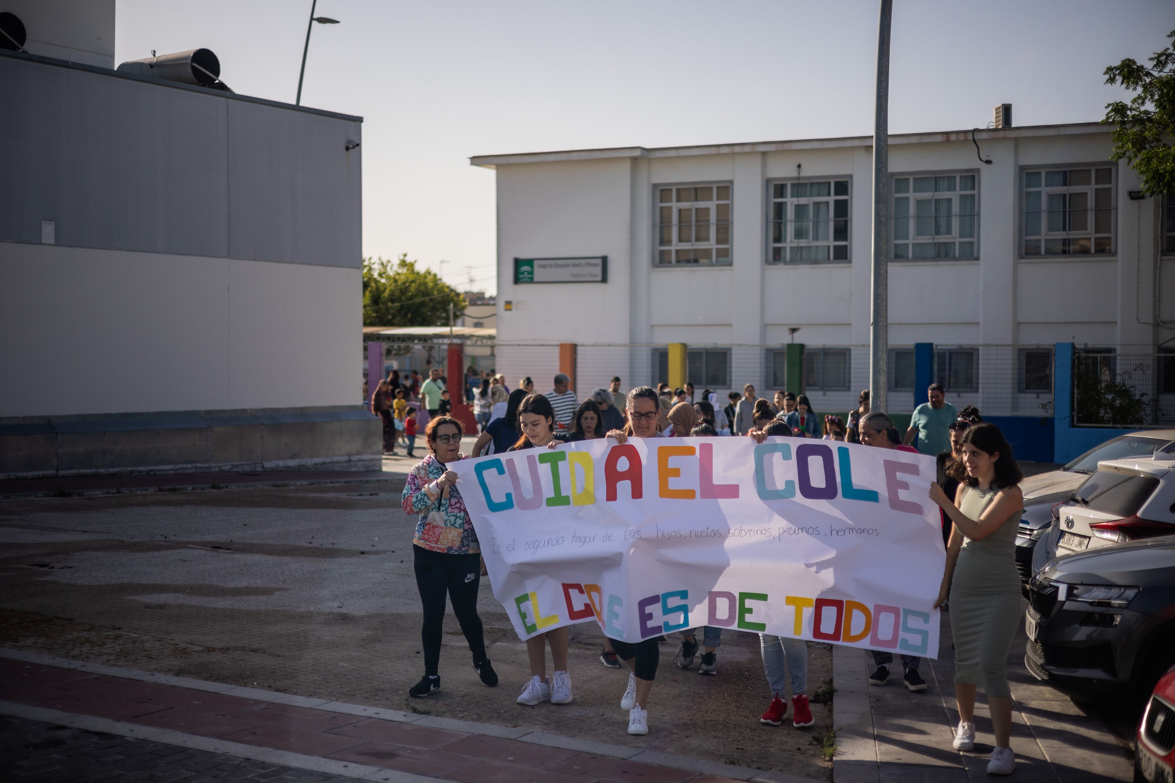 Inicio de la marcha, a las puertas del CEIP Federico Mayo, este viernes, en uno de los puntos del barrio conocido como 'El Chicle', en Jerez.