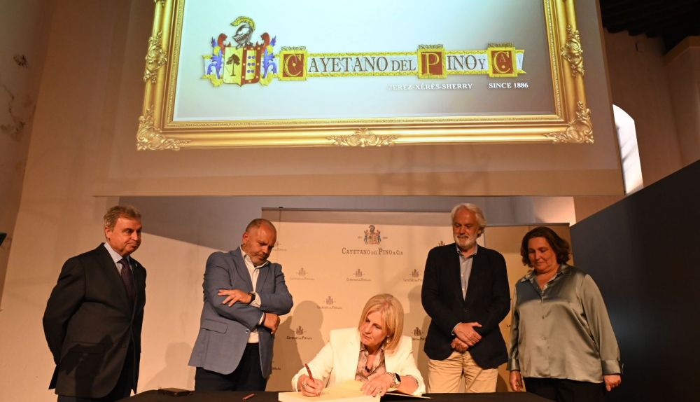Alcaldesa firma Libro Honor Cayetano del Pino 1