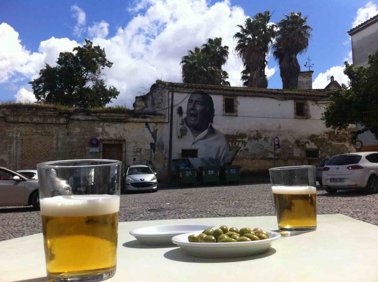Cervezas, olivas y fotomural de Fernando de la Morena obra de Juan Carlos Toro.   ARCHIVO