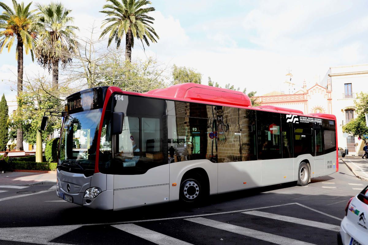 Un autobús de Comujesa, empresa sobre la que el gobierno de Pelayo habla de contratos troceados.
