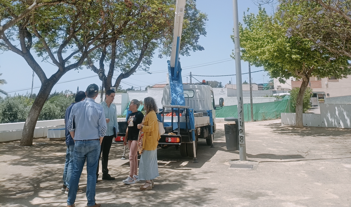 Los delegados supervisando el cambio de luces en el alumbrado público.