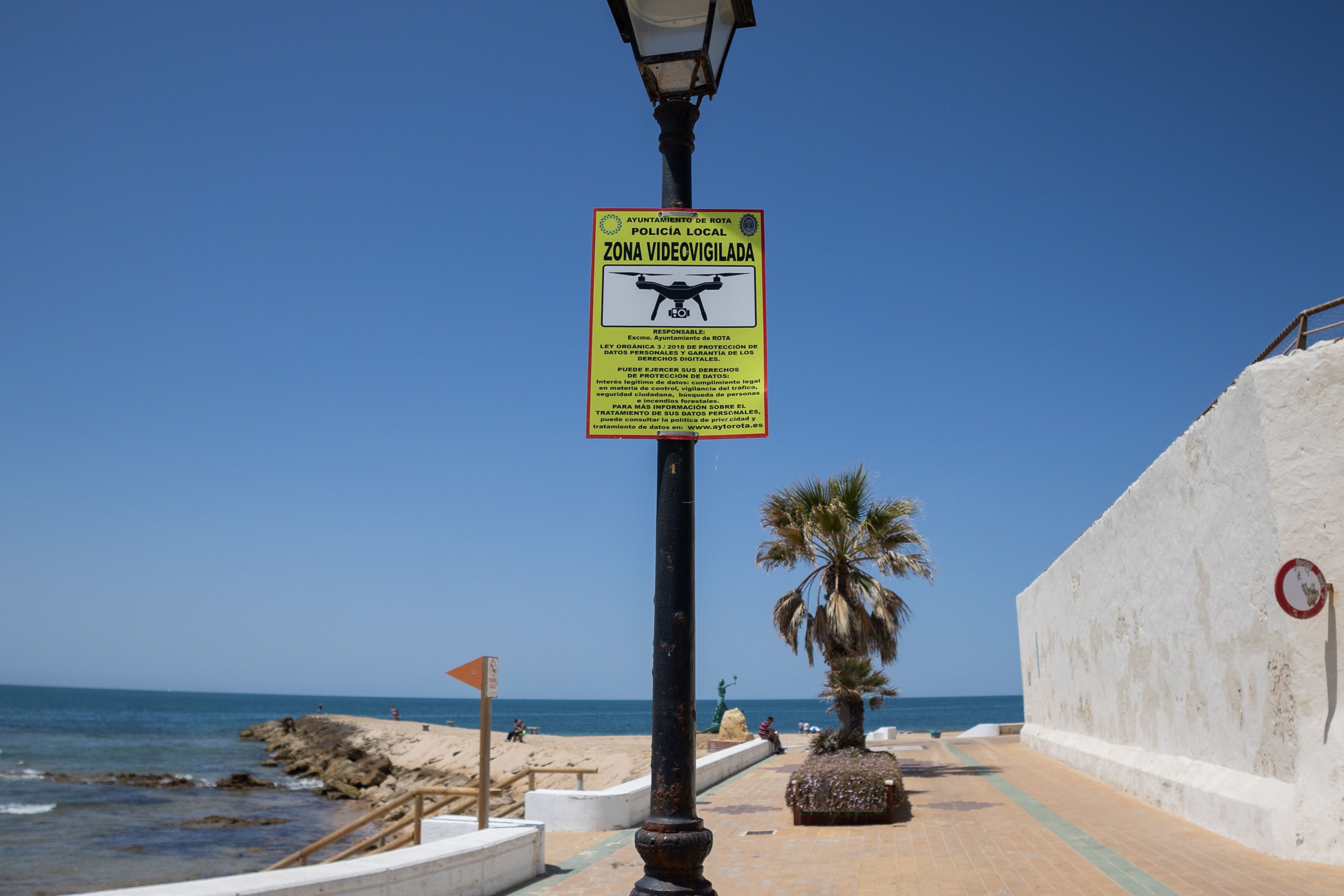 Un cartel avisando de la presencia de drones en Rota.