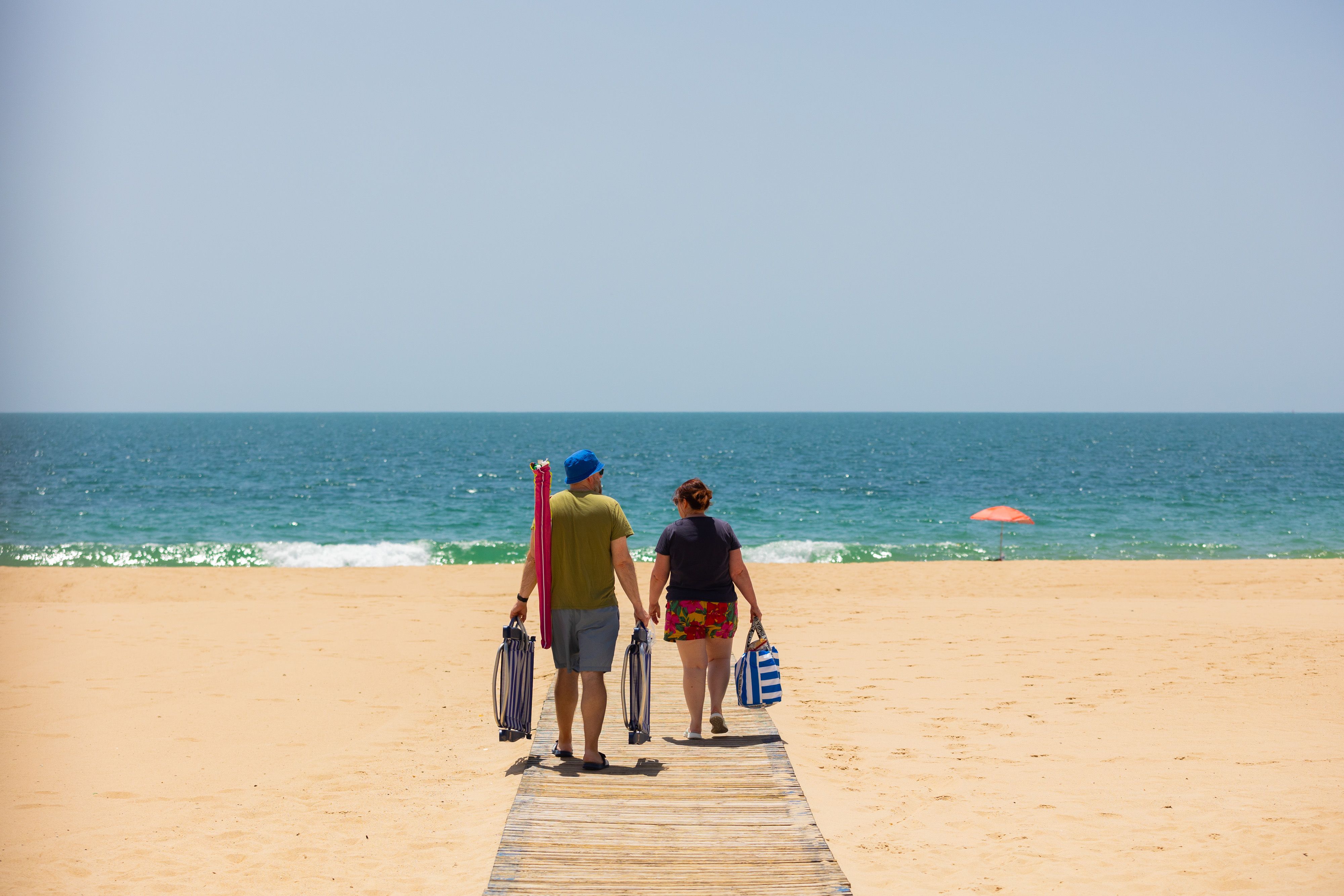 Una pareja llegando a una playa de Andalucía.