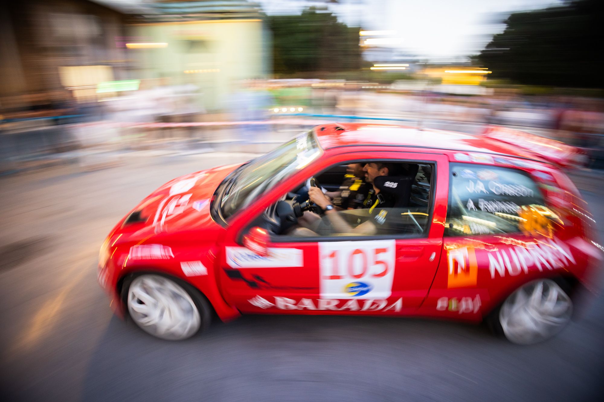 Un coche en el centro de Jerez en un evento del Consejo Local del Motor.
