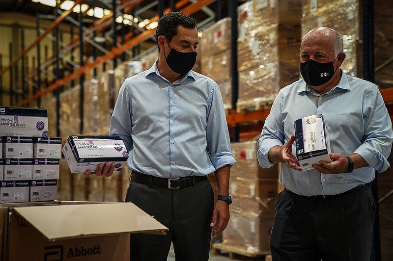 Moreno y Aguirre, con cajas de test rápidos por el covid. FOTO: JUNTA