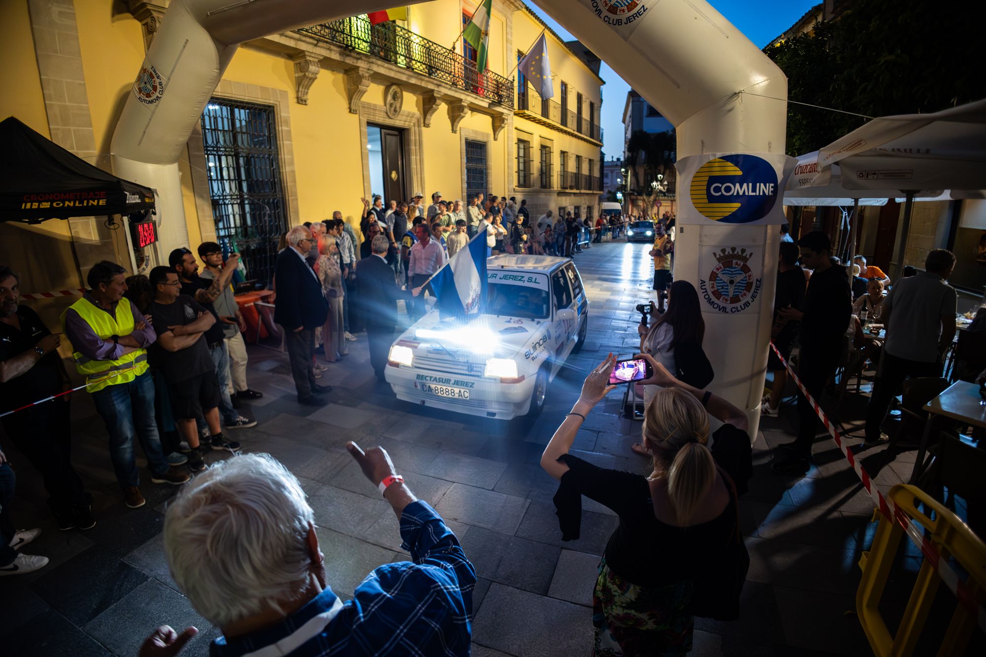 Un coche circula por el centro de Jerez durante el anterior rally.
