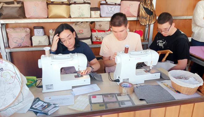 Taller de Costural del Colegio de Sordos en la Feria de los Parques Naturales de Cádiz.