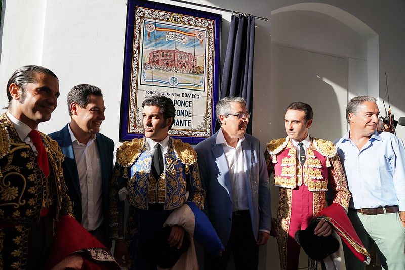 Moreno y Bendodo, junto a toreros, en una corrida en La Malagueta. FOTO: JUNTA