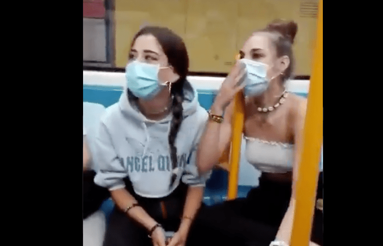 Las menores, en un momento de la grabación.