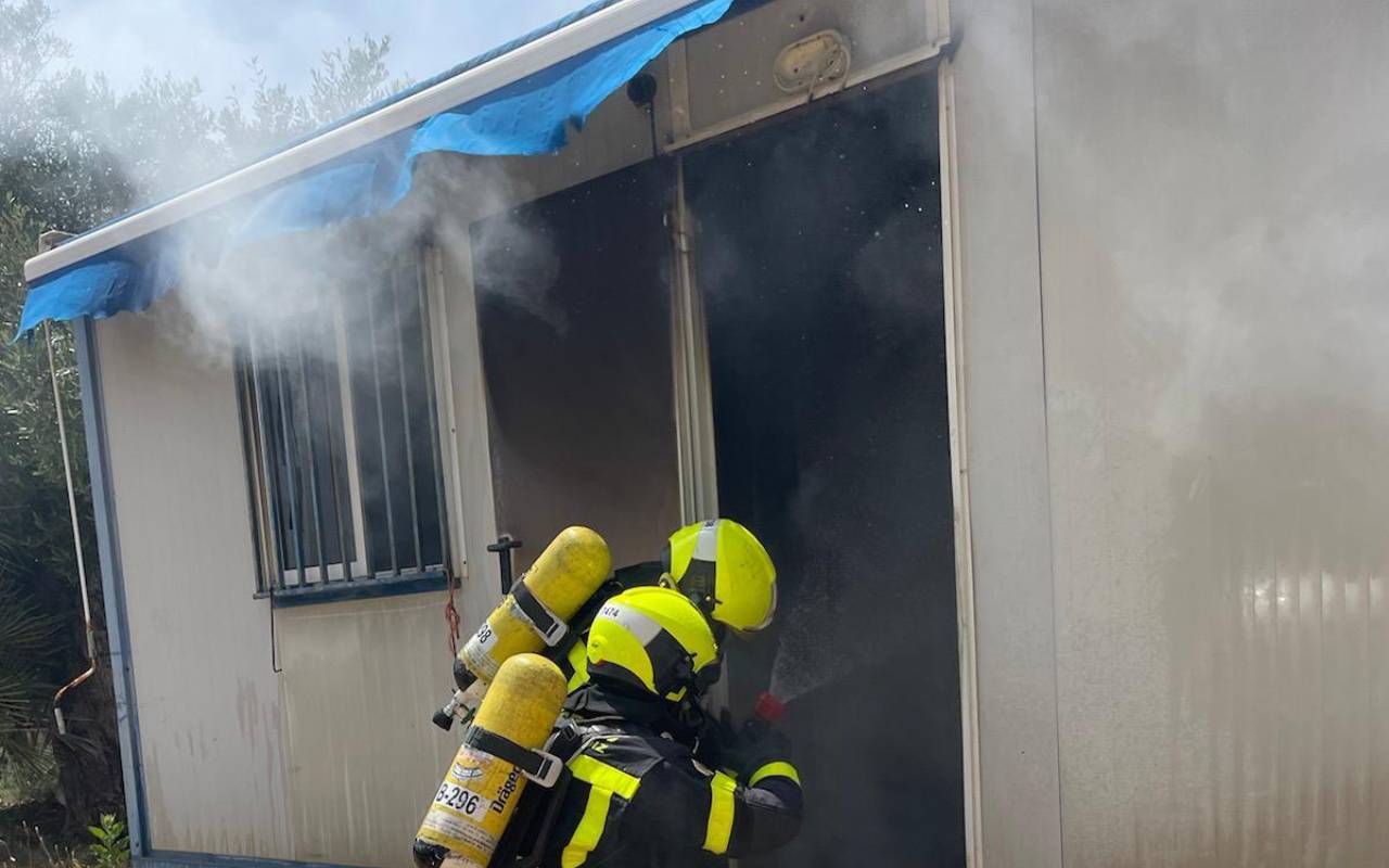 Imagen de las labores de extinción de los bomberos en el incendio del Almendral.