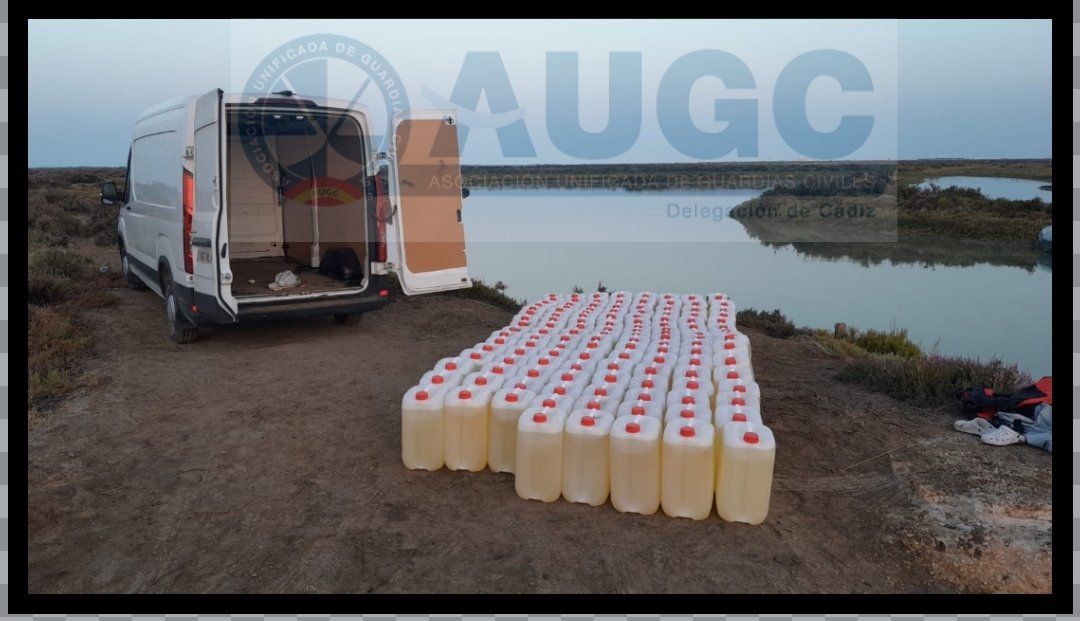 Imagen de las petacas de gasolina interceptadas, publicada por la Asociación Unificada de Guardias Civiles.