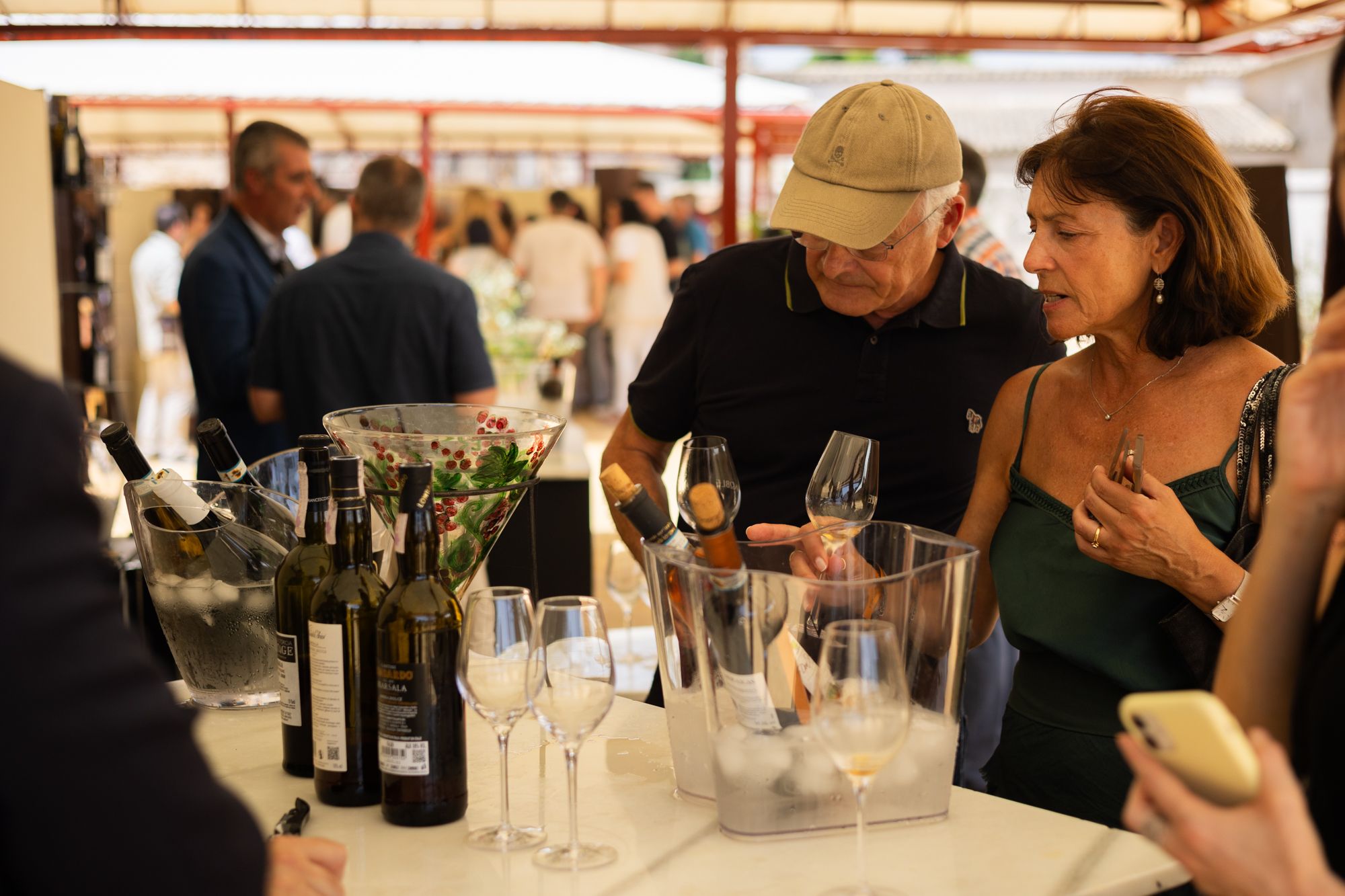 Dos personas catan vinos en una imagen de Vinoble 2024.