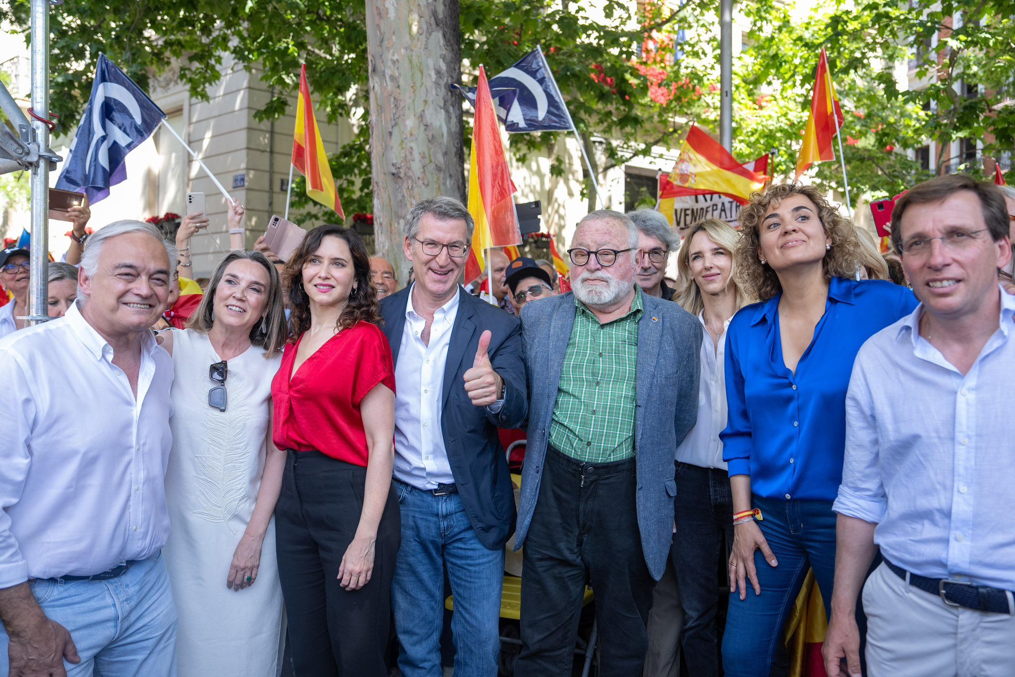 Plana mayor del PP, en el acto de este pasado domingo en la Puerta del Alcalá de Madrid, con Núñez Feijóo a la cabeza.
