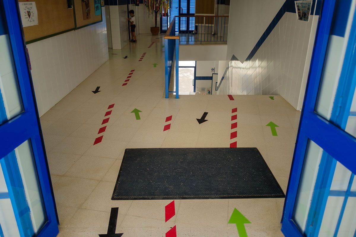 Un centro educativo andaluz, con flechas de entrada y salida por protocolos covid.