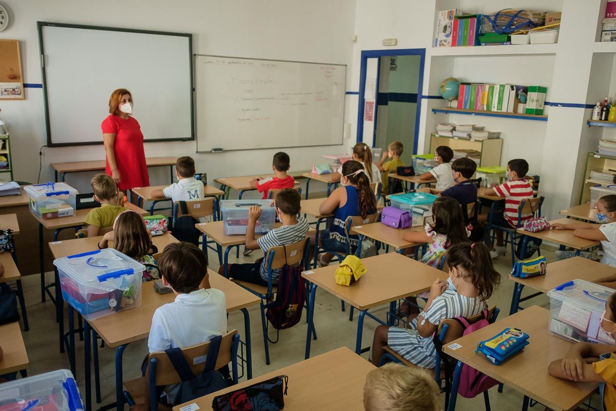 Una profesora imparte clase en una aula masificada de tercero en el CEIP Blas Infante de Trebujena. FOTO: MANU GARCÍA