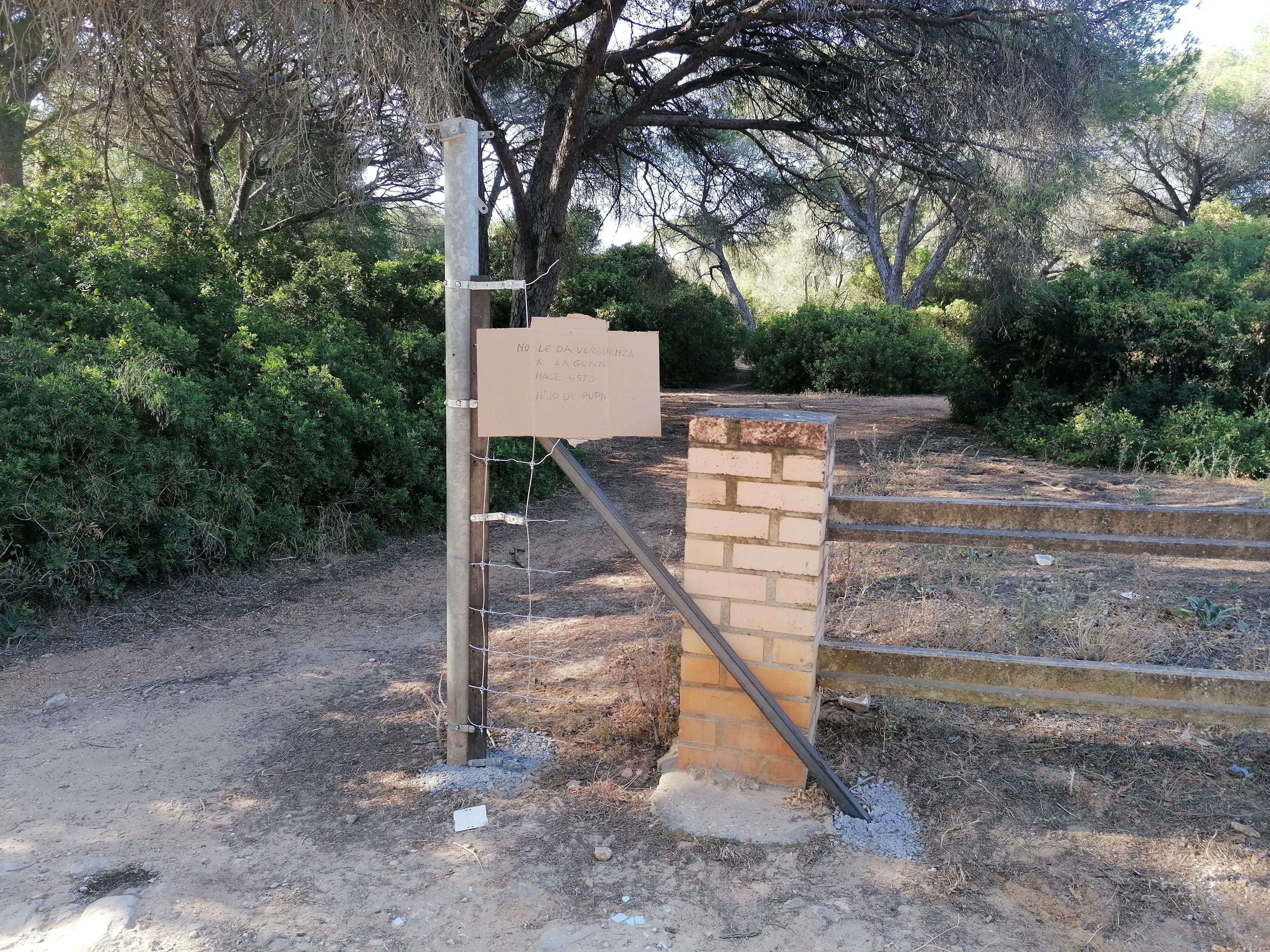 Estado en que ha quedado el cerramiento de Las Canteras tras el robo de una parte.