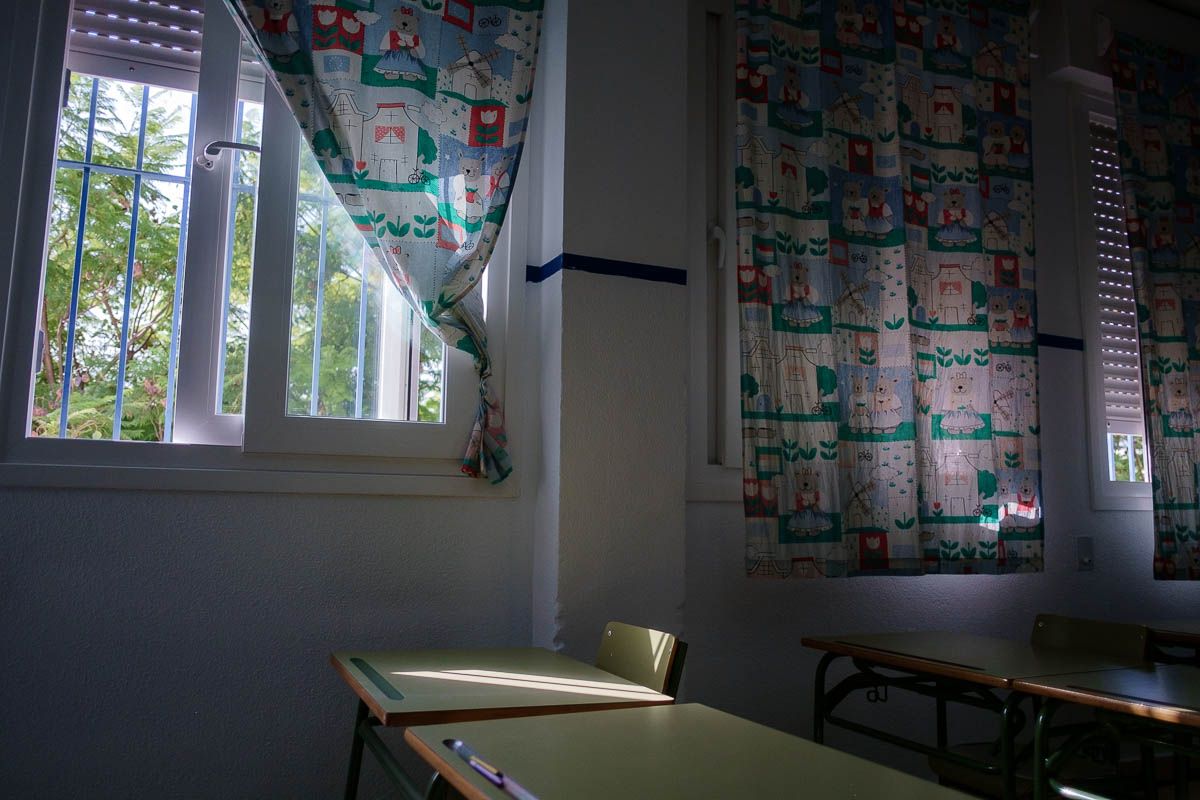 Denuncian que la Junta no está cubriendo las bajas de docentes por covid en las aulas andaluzas. Un aula andaluza cerrada y con la ventana abierta.