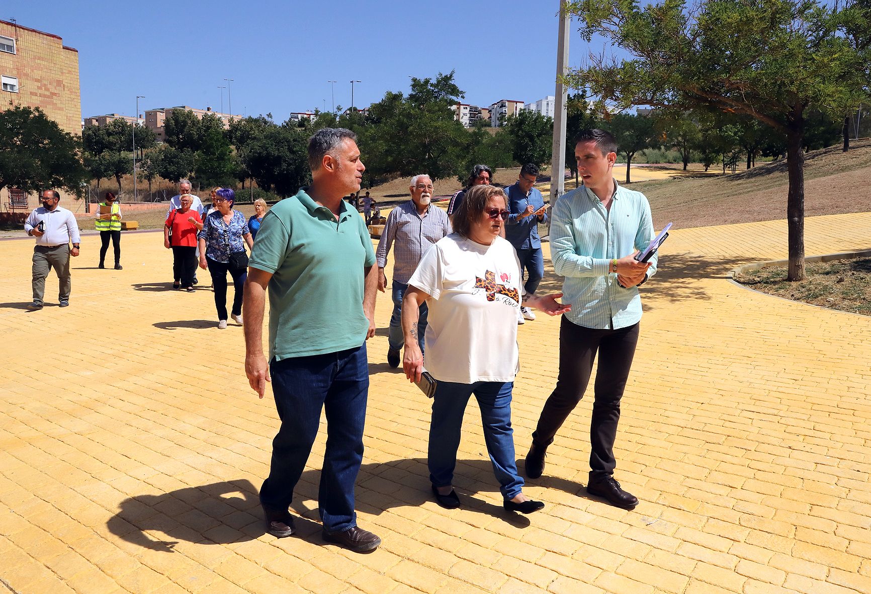 Delegado y representantes vecinales en la visita a los trabajos que s llevan a cabo en el parque. 