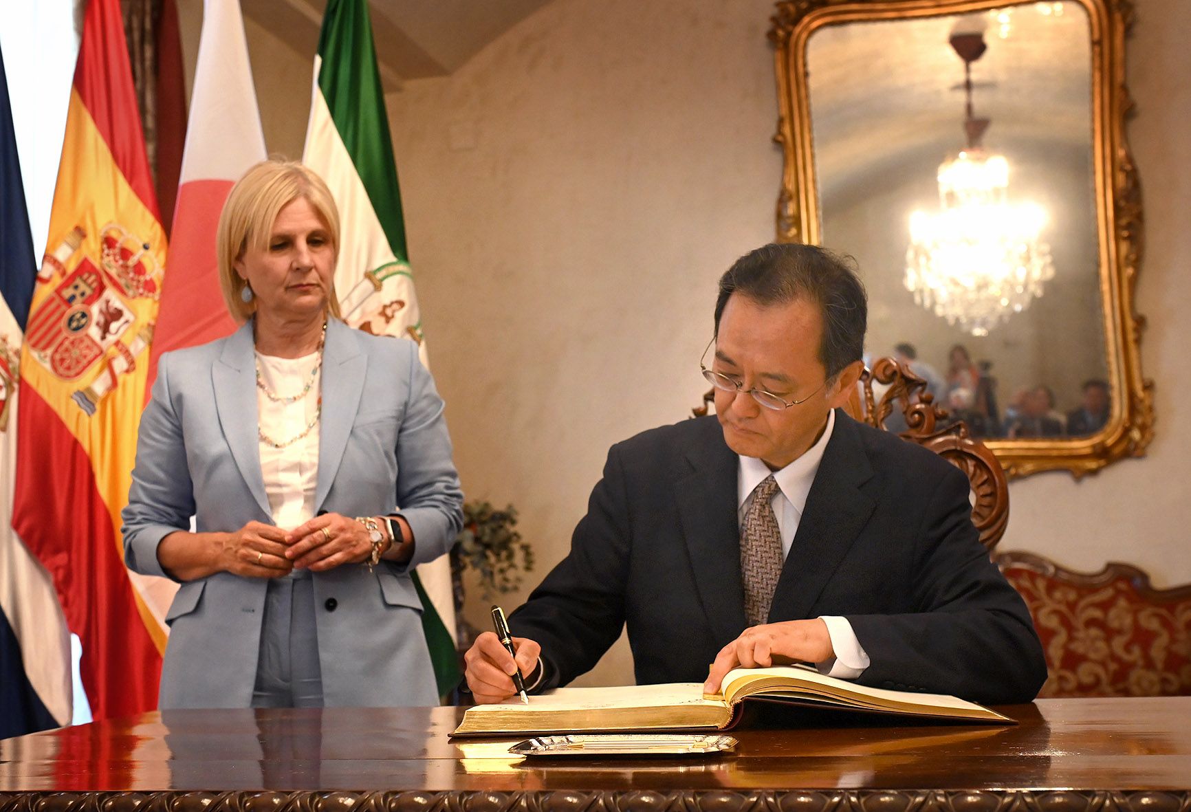 El embajador de Japón firmando en el libro de honor del Ayuntamiento. 