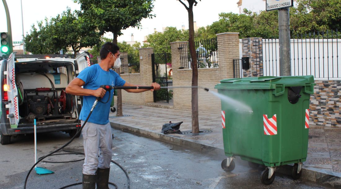 Un operario desinfecta un cubo de basura este verano en El Cuervo. FOTO: Ayto. El Cuervo