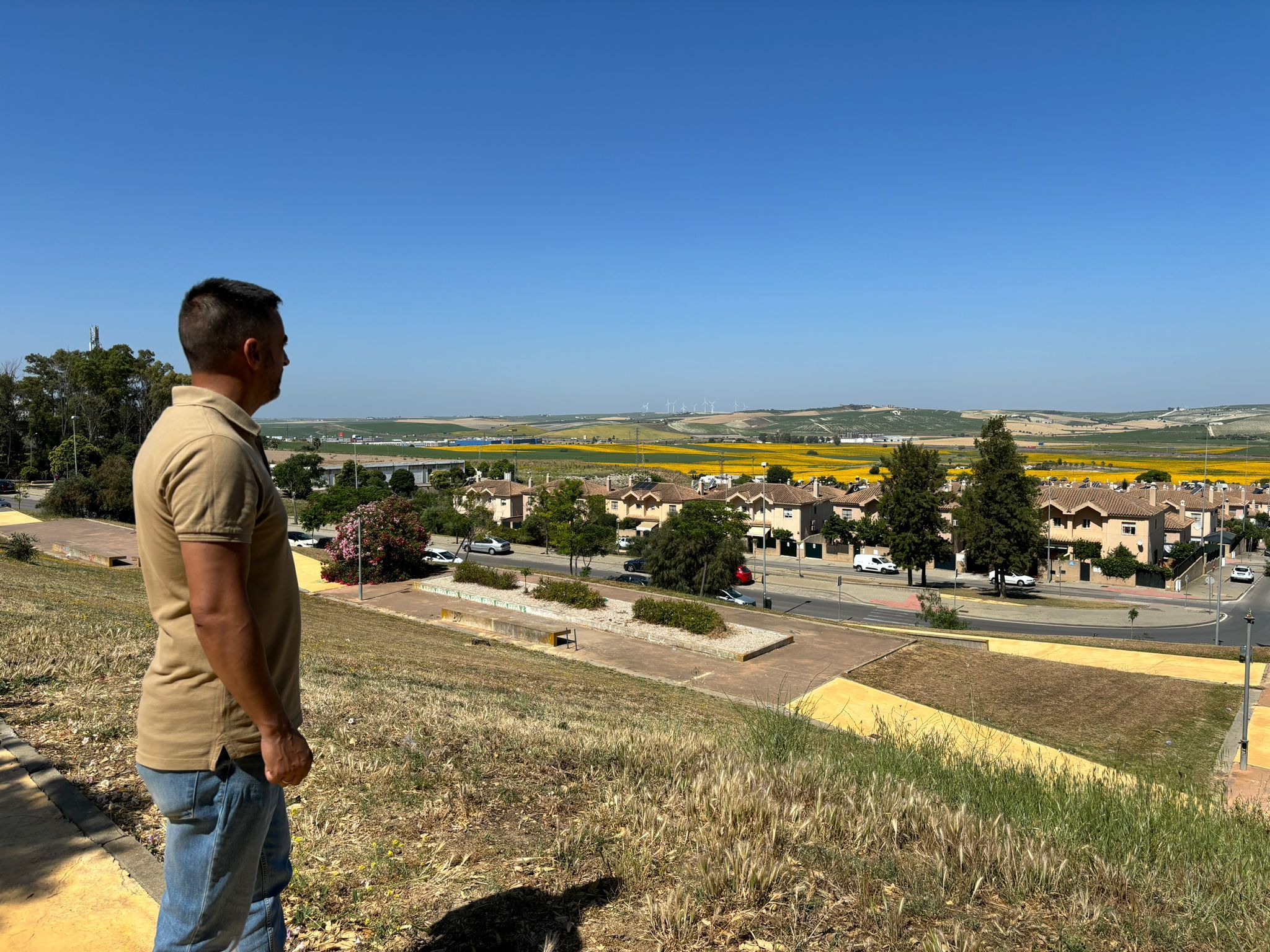 El portavoz socialista ante la barriada de Los Villares. 