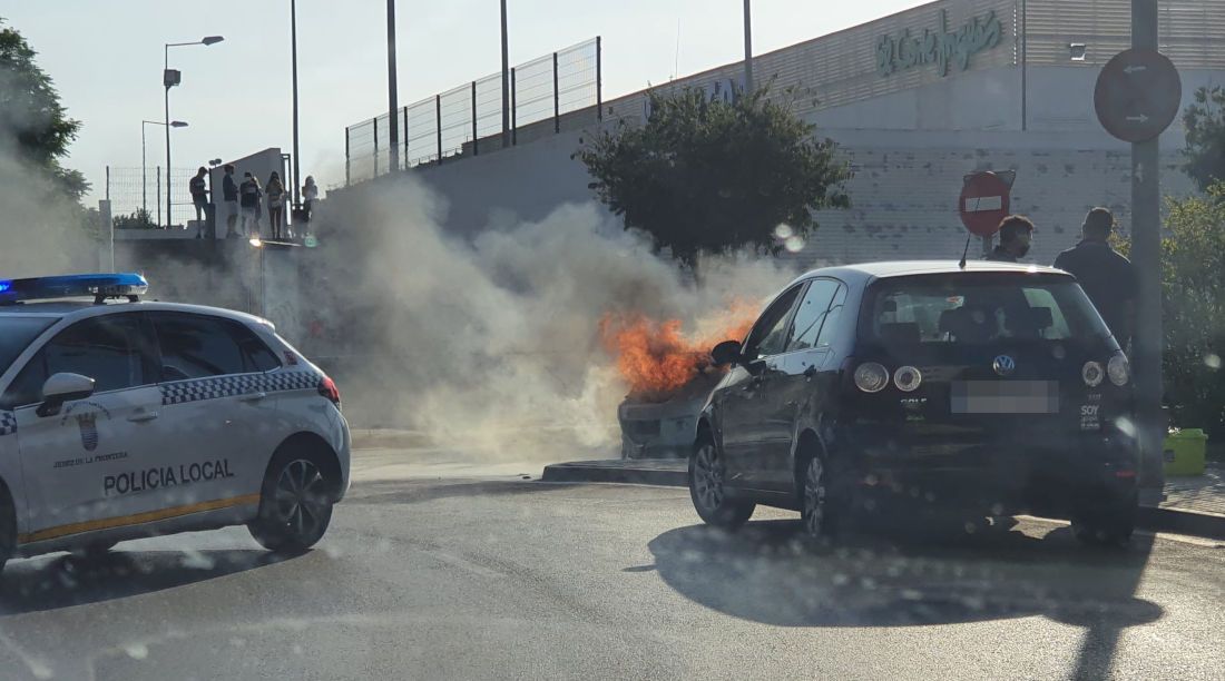 El coche ardiendo en la avenida de Voltaire. FOTO: CEDIDA