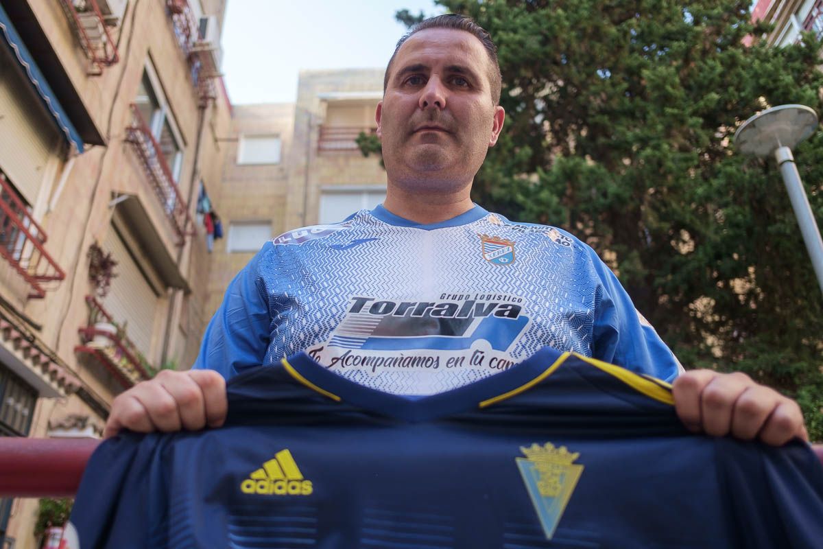 Vicente Soria, con las camisetas del Xerez CD y del Cádiz CF. FOTO: MANU GARCÍA