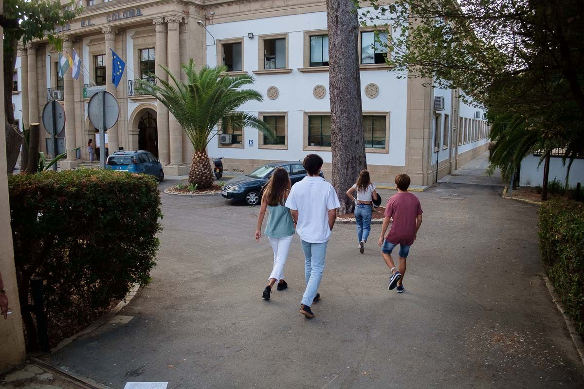Alumnos entrando en un instituto andaluz, en este inicio de curso.