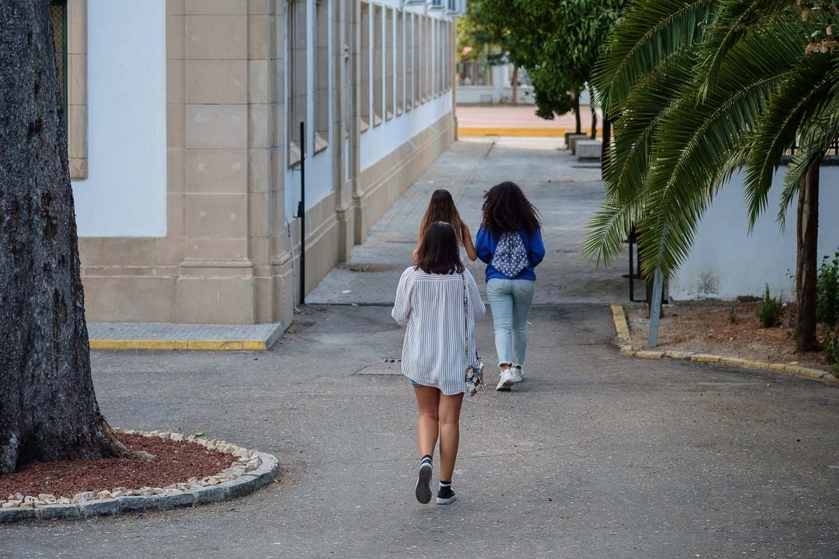 Alumnas, entrando en un centro de Secundaria y Bachillerato en Jerez, en el pasado inicio de curso.
