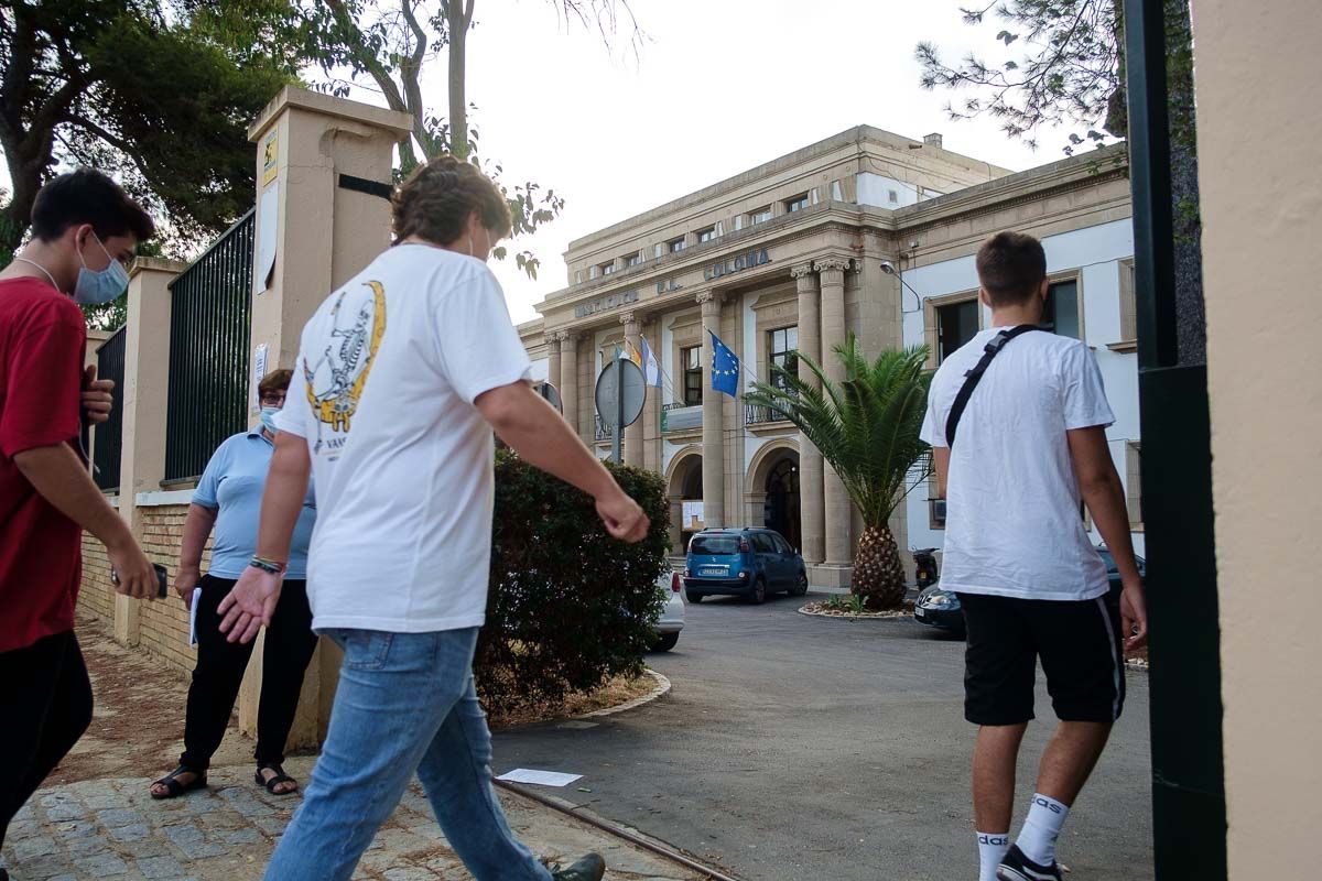 Alumnos y profesores, entrando en el IES Coloma de Jerez, en una imagen del inicio de curso.