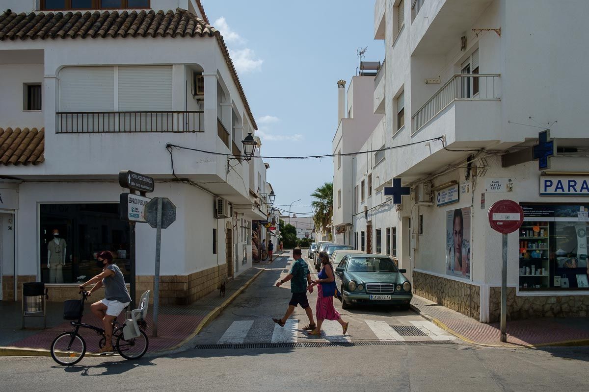 Turistas, paseando por Zahara de los Atunes, en una imagen reciente.