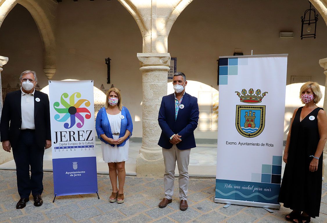 La alcaldesa de Jerez, Mamen Sánchez, y el alcalde de Rota, José Javier Ruiz Arana, con los delegados municipales Francisco Camas y Esther García.