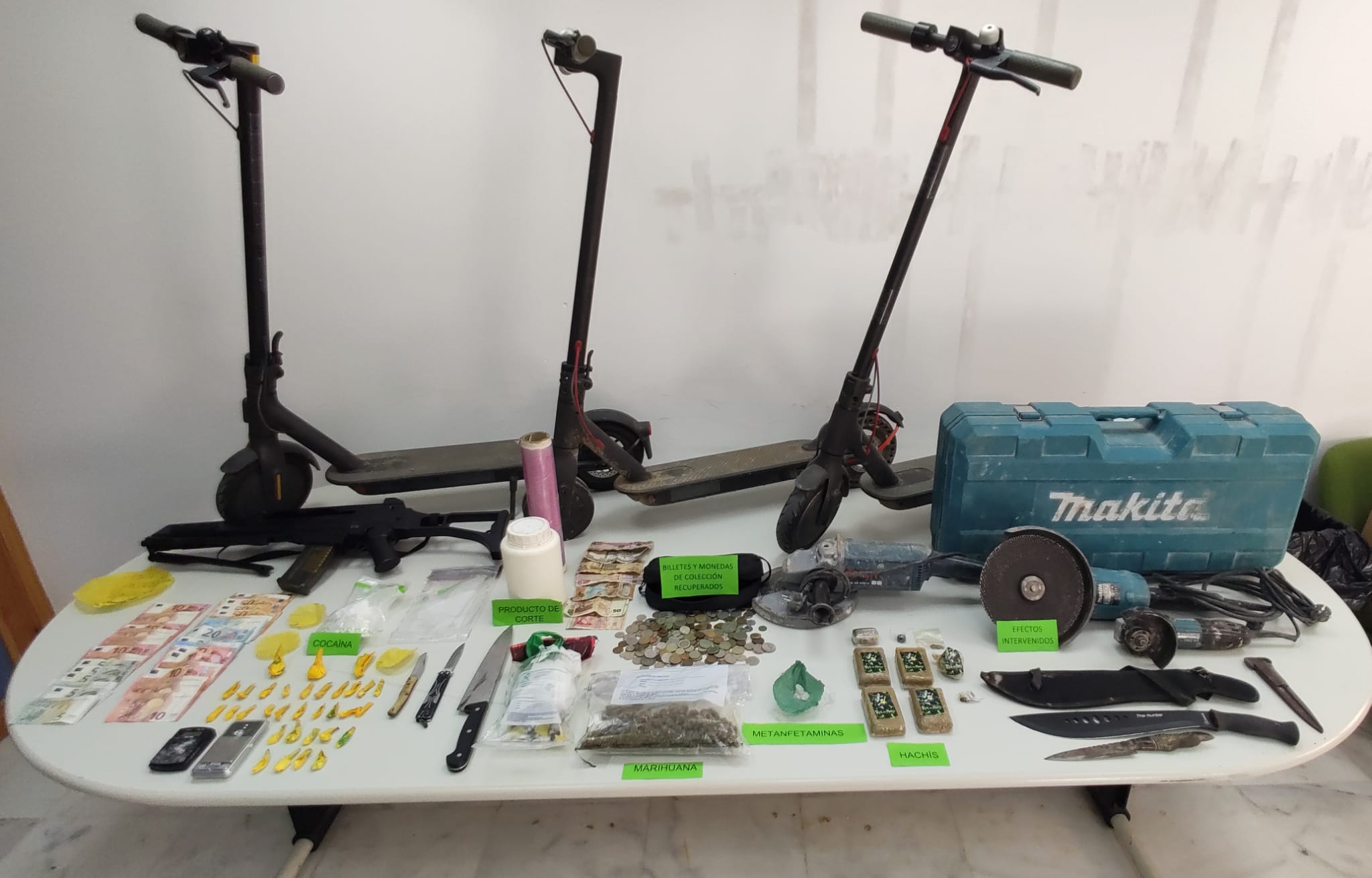 Material incautado en una operación contra el tráfico de drogas en Conil.