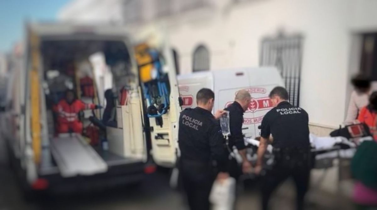 Rescate del hombre por la Policía Local en su vivienda en Osuna.