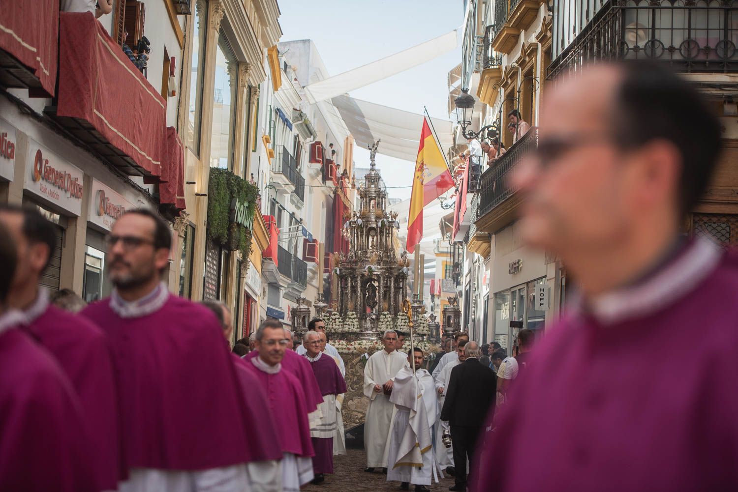 La procesiòn por las calles más estrechas. 