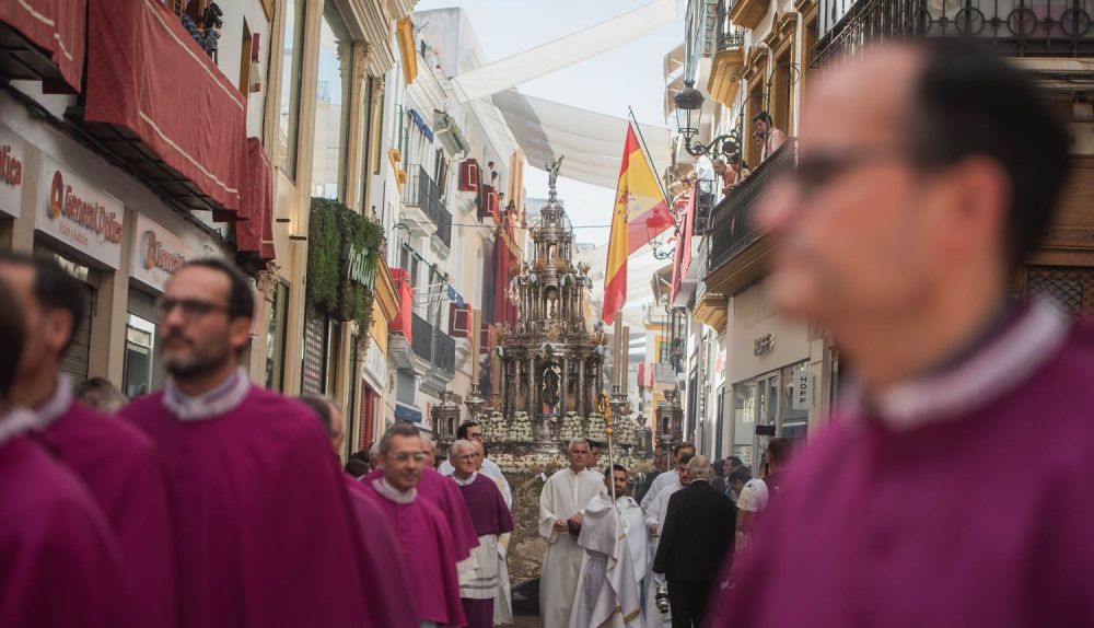 La procesiòn por las calles más estrechas.