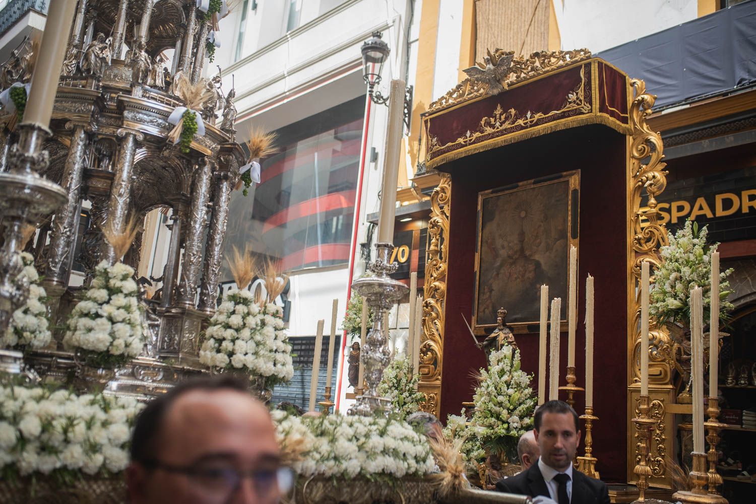 La custodia pasando ante uno de los altares instalados en las calles. 