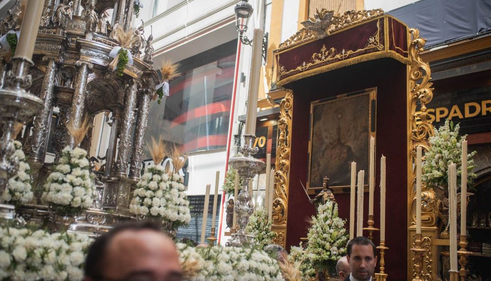 La custodia pasando ante uno de los altares instalados en las calles. 