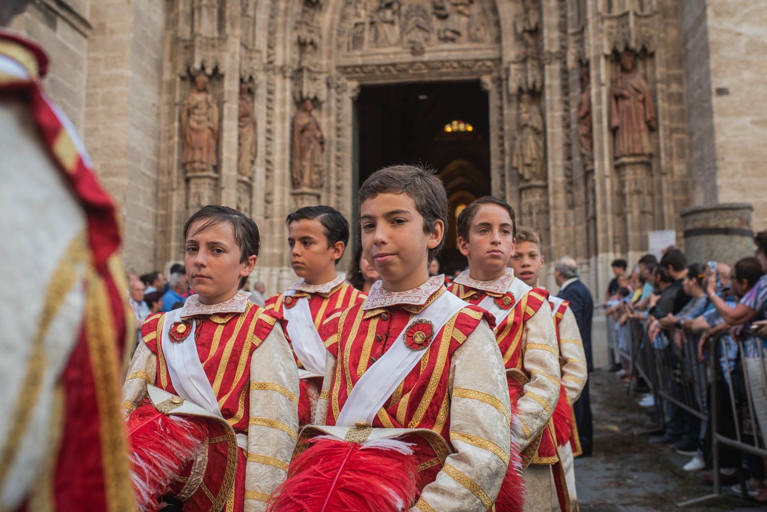 Los Seises en el cortejo de la procesión. 