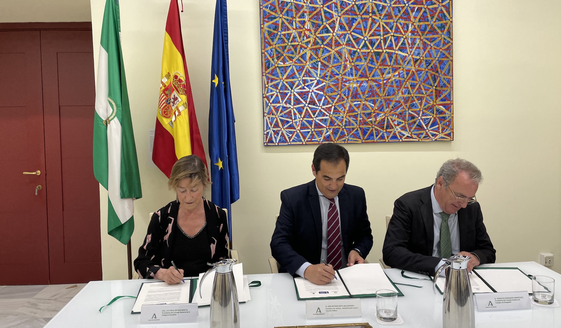 Representantes nacional y andaluz de la abogacía y el consejero de Justicia firmando el protocolo. 